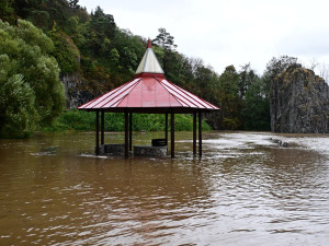 Voda natekla do většiny jeskyní v Moravském krasu. Zavřené zůstanou i kvůli stromům a chybějícímu proudu