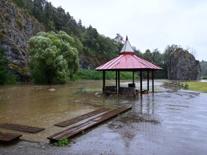Voda natekla do většiny jeskyní v Moravském krasu. Zavřené zůstanou i kvůli stromům a chybějícímu proudu