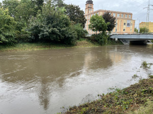 S mužem se utrhl břeh řeky v Brně. V rozvodněném toku se začal topit