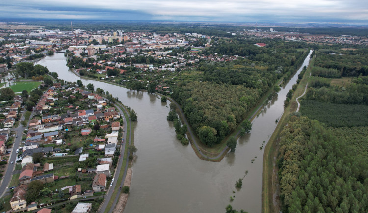 Policisté uzavřeli hraniční přechod Lanžhot-Brodské na Břeclavsku. Hrozí vylití řeky Moravy