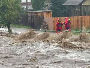 Lidé zasažení povodněmi mohou žádat o finanční pomoc ve výši až 73 tisíc na domácnost