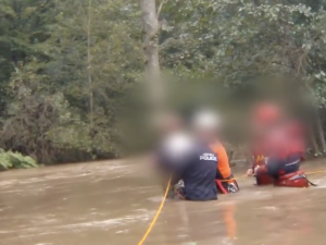 VIDEO: Strážníci zveřejnili záběry zachycující záchranu života muže v rozvodněné řece