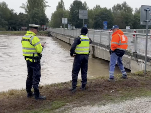 VIDEO: Policie zveřejnila video z uzavření mostu na přechodu v Lanžhotě