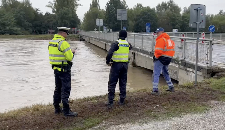 Policie zveřejnila video z uzavření mostu na přechodu v Lanžhotě