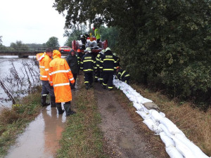 Nehoda vlaku s bagrem, stavění hrází i čištění přehrady. Jihomoravští hasiči mají napilno