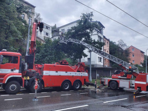 Nehoda vlaku s bagrem, stavění hrází i čištění přehrady. Jihomoravští hasiči mají napilno