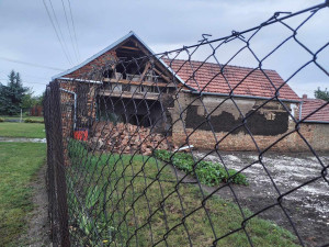 Nehoda vlaku s bagrem, stavění hrází i čištění přehrady. Jihomoravští hasiči mají napilno