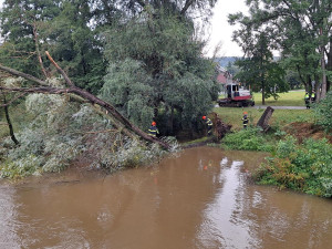 Nehoda vlaku s bagrem, stavění hrází i čištění přehrady. Jihomoravští hasiči mají napilno