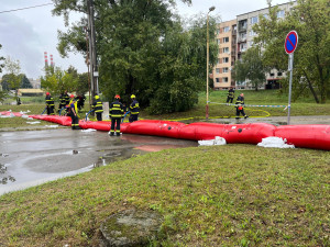 Nehoda vlaku s bagrem, stavění hrází i čištění přehrady. Jihomoravští hasiči mají napilno