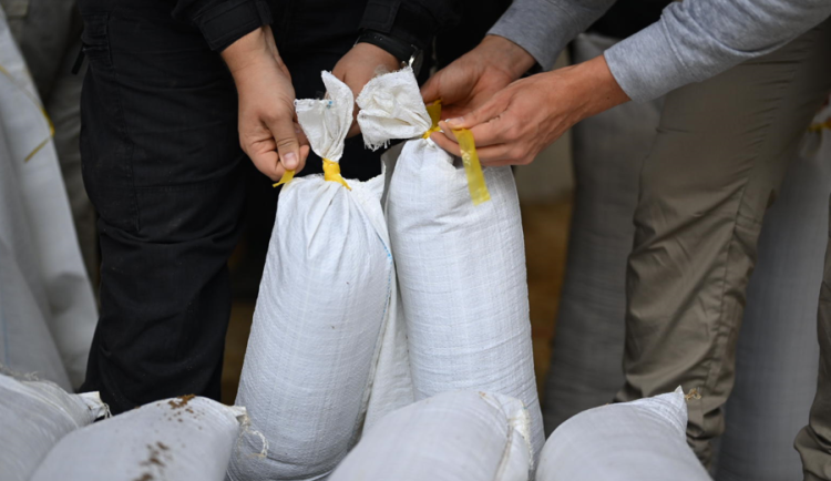 Brněnského pytlování se zúčastnily stovky dobrovolníků. Protipovodňové pytle šly na pomoc celému kraji