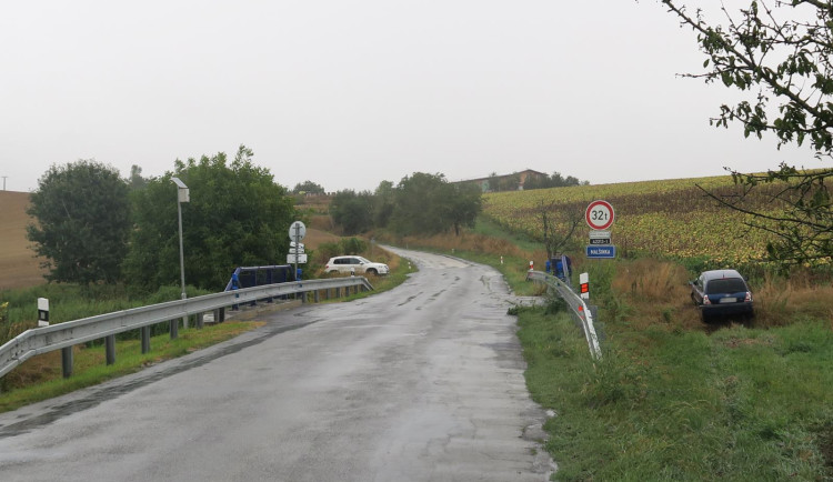 Řidička se vyhýbala protijedoucímu autu. Sjela do příkopu a skončila v nemocnici