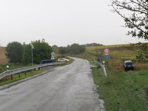 Řidička se vyhýbala protijedoucímu autu. Sjela do příkopu a skončila v nemocnici