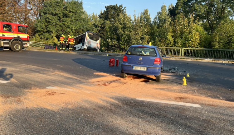 Trať poškozená po nehodě autobusu by měla být opravená v sobotu