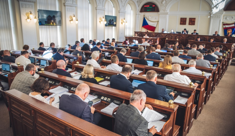 V krajském zastupitelstvu na jihu Moravy bude více žen. Nejstarší zastupitel je za Stačilo