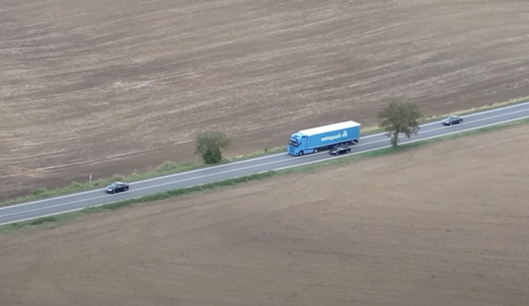 VIDEO: Tři řidiči za sebou přejeli plnou čáru, policisté je sledovali z dronu