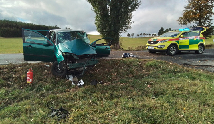 Záchranné složky zaměstnala nehoda na Žďársku, jeden zraněný cestující skončil v nemocnici