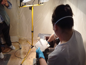 Odborníci v Brně vyjmuli z léta nepoužívaných kamen básníka Jiřího Mahena staré písemnosti