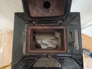 Odborníci v Brně vyjmuli z léta nepoužívaných kamen básníka Jiřího Mahena staré písemnosti