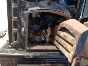 Odborníci v Brně vyjmuli z léta nepoužívaných kamen básníka Jiřího Mahena staré písemnosti