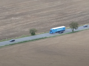 VIDEO: Tři řidiči za sebou přejeli plnou čáru, policisté je sledovali z dronu