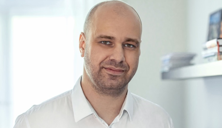 Proruská propaganda se v Česku v průběhu času zagresivňuje, říká odborník na dezinformace Roman Máca.