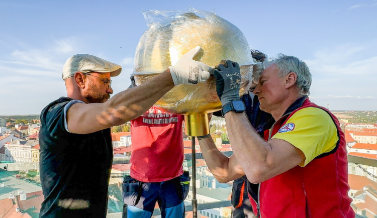 Báně znojemské Radniční věže nově obsahují dokumenty o její stavbě. Opravy věže se blíží ke konci