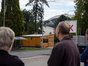 Dřevěná venkovní vzorová učebna slouží jako sídlo aktivit pro živou laboratoř. Výstaviště je totiž svými parametry ideální pro testování inovací pro města. Má totiž své silnice, dopravní značky, sloupy nebo domy, a proto se zde mohou testovat třeba autono