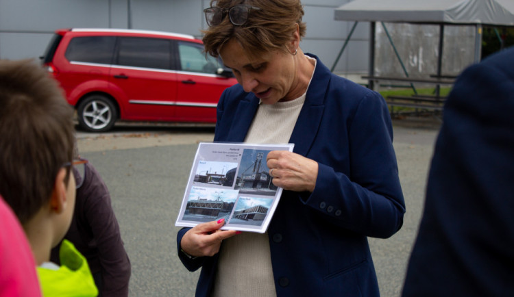 Průvodkyně Lenka Štepánková na fotografiích ukazovala pavilony, které už jsou zbořeny.