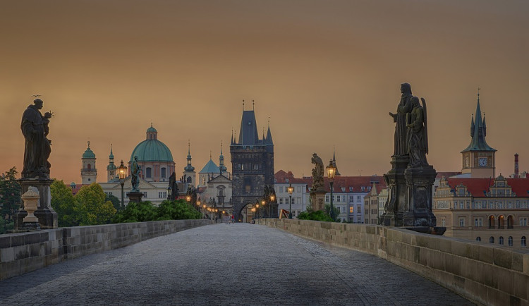 Karlův most nyní kvůli opravám osvětlují jen plynové lampy