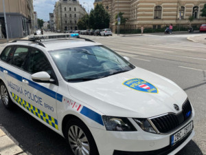 Opilec z Brna trefil projíždějící auto kamenem. Nelíbilo se mu, že na něj řidička zatroubila