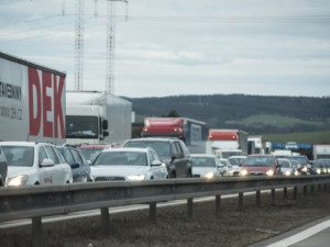 Nehoda dvou aut zastavila provoz na dálnici v obou směrech