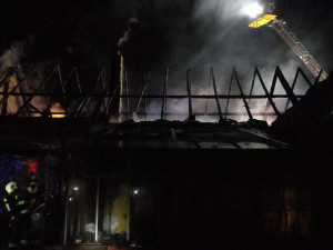 Dům a chata v plamenech. Noční požáry způsobily škody za miliony korun