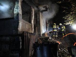 Dům a chata v plamenech. Noční požáry způsobily škody za miliony korun