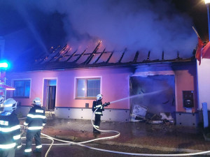 Dům a chata v plamenech. Noční požáry způsobily škody za miliony korun