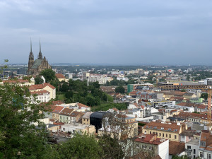 V Brně se prodlužuje naděje na dožití, ale klesá plodnost. Podívejte se na analýzu věkové struktury Brna