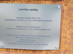 Před boskovickou nemocnicí stojí Lavička naděje. Má podporovat onkologické pacienty