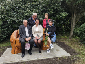 Před boskovickou nemocnicí stojí Lavička naděje. Má podporovat onkologické pacienty