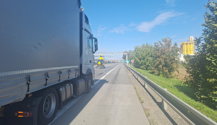 Nehoda dvou kamionů uzavřela dopravu na dálnici. Na místě přistál záchranářský vrtulník