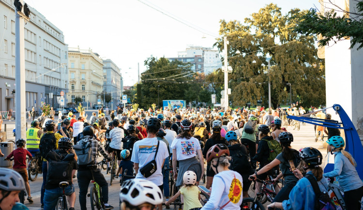 Do účastníků brněnské cyklojízdy opakovaně najížděl řidič auta. Případ vyšetřují policisté