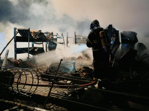 VIDEO: Při nočním požáru ubytovny se zranili čtyři lidé. Škoda je sedm milionů