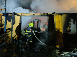 VIDEO: Při nočním požáru ubytovny se zranili čtyři lidé. Škoda je sedm milionů