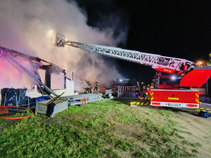 VIDEO: Při nočním požáru ubytovny se zranili čtyři lidé. Škoda je sedm milionů