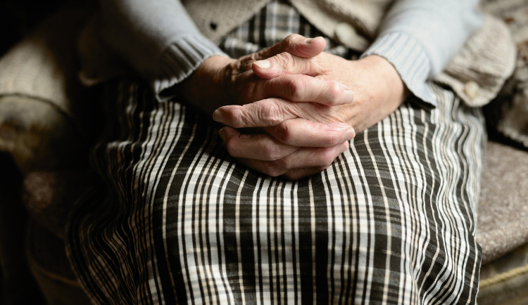 Seniorka upadla ve svém bytě a ležela na zemi několik dní. Lidé slyšeli slabé volání o pomoc