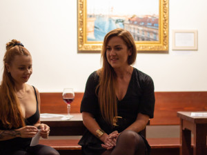 Fotka polonahé ženy na střeše, která pobouřila internet, je na prodej. Vyvolávací cena je devět tisíc