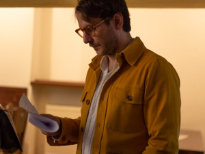 Fotka polonahé ženy na střeše, která pobouřila internet, je na prodej. Vyvolávací cena je devět tisíc