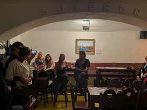 Fotka polonahé ženy na střeše, která pobouřila internet, je na prodej. Vyvolávací cena je devět tisíc