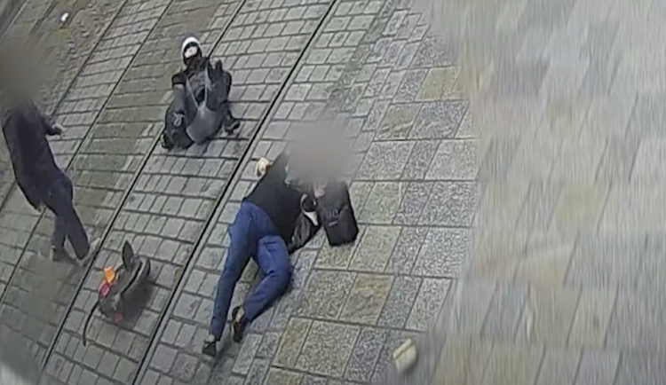 VIDEO: Srážky s chodci, nehody a jízda na červenou. Policie si posvítila na jezdce na elektrických jednokolkách