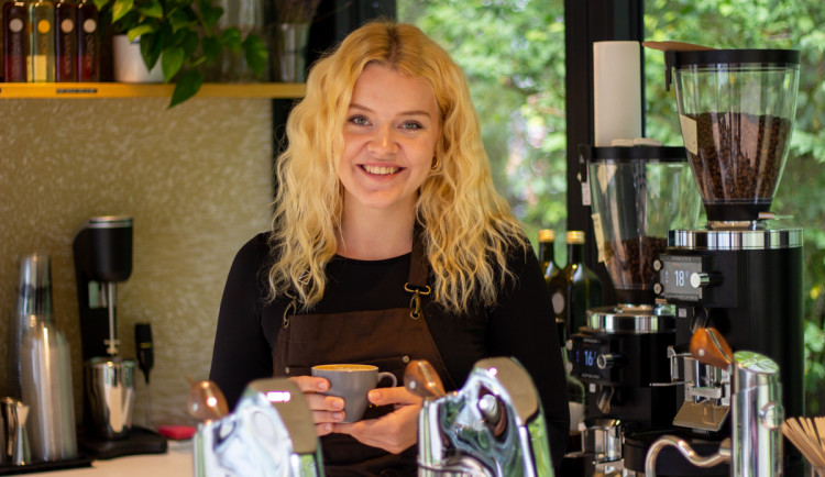 Na své první brigádě v kavárně pracovala tři roky, ale naučila se jen šlehat mléko. O kávu se začala zajímat sama.