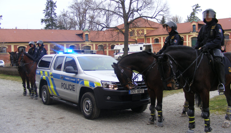 Nedělní fotbalové derby doprovodí bezpečnostní opatření. Nachystaní jsou psovodi i policisté na koních