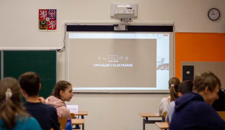 VIDEO: Žáci z Brna nahlédli ze školních lavic do jaderné elektrárny Dukovany. Umožnila to virtuální prohlídka